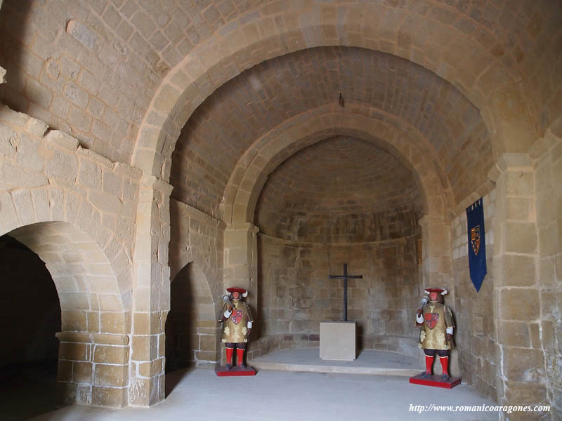 PORTADA GÓTICA DE ACCESO SUR AL TEMPLO